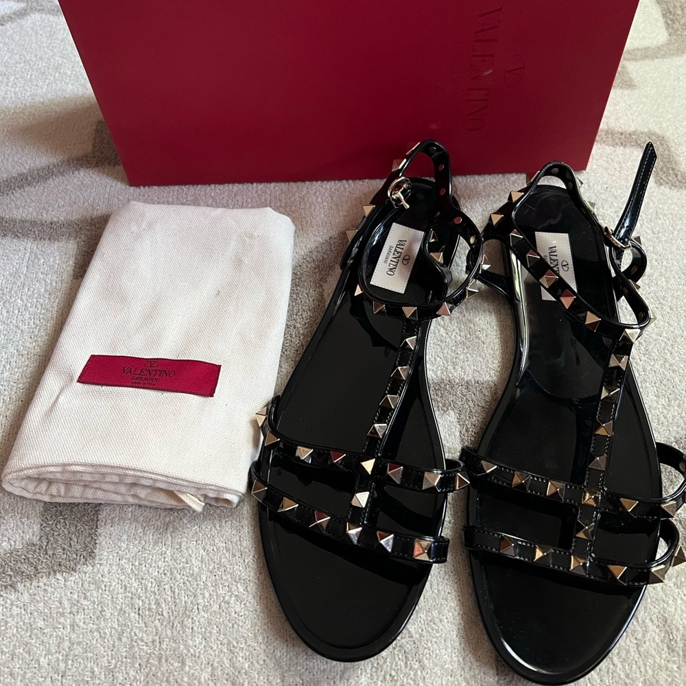Authentic EUC Valentino Garavani Rockstud Flat Rubber Sandal in Black Size 41/11